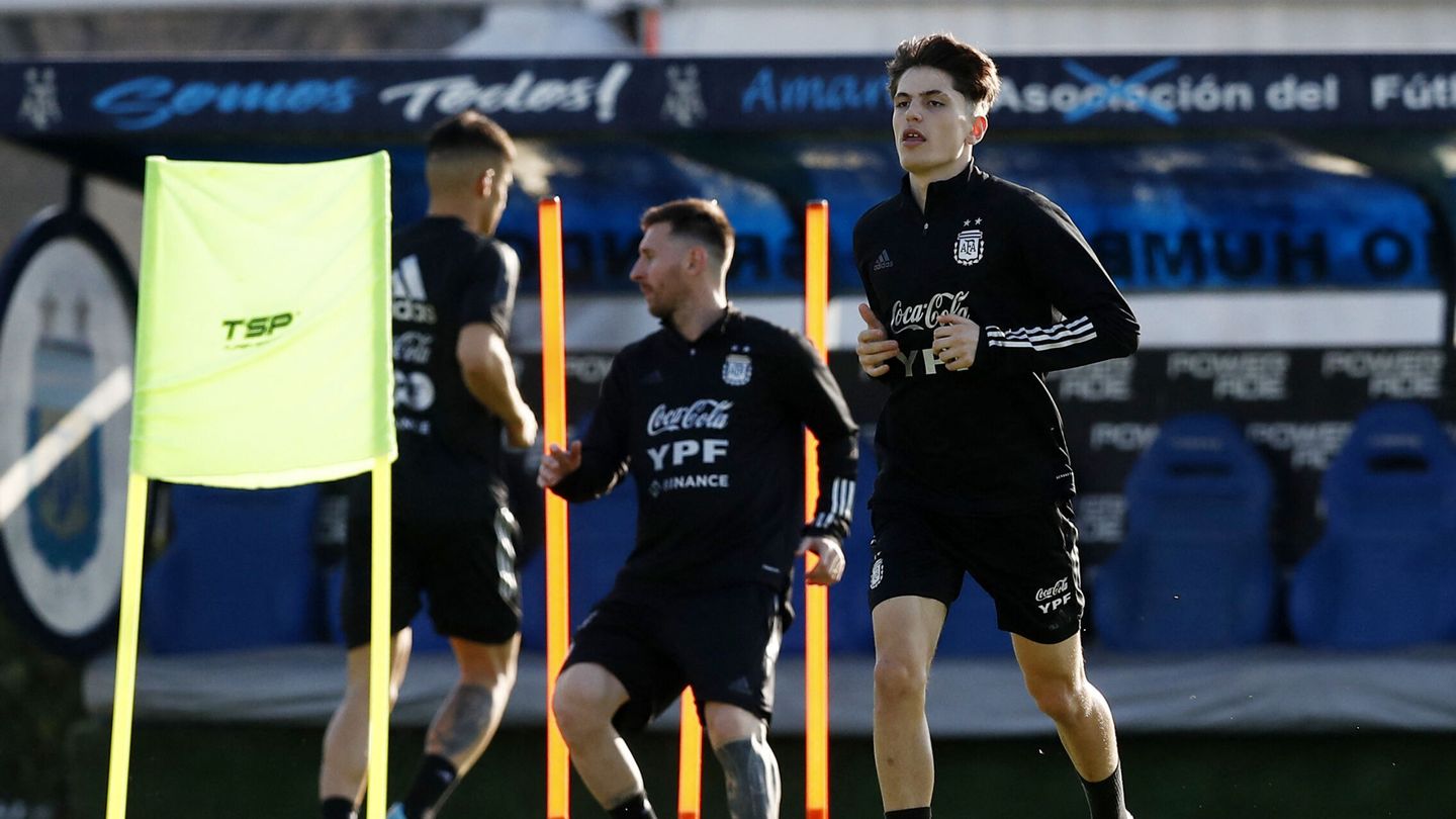Garnacho en un entrenamiento con Argentina. (Reuters/Vincent West)