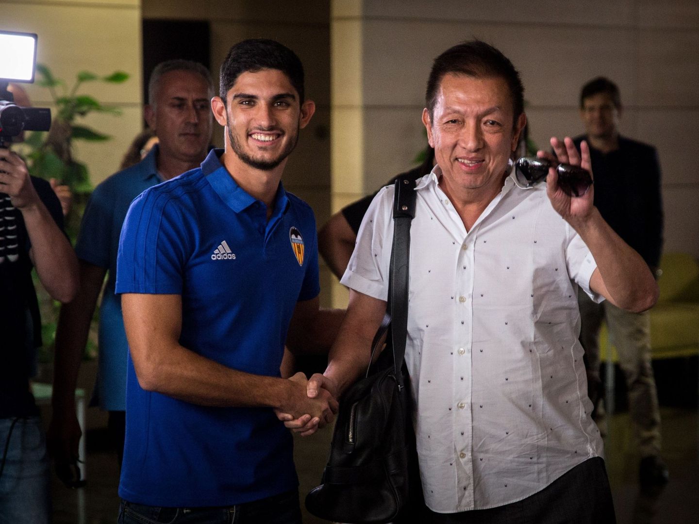 Peter Lim (d), con Guedes. (EFE)