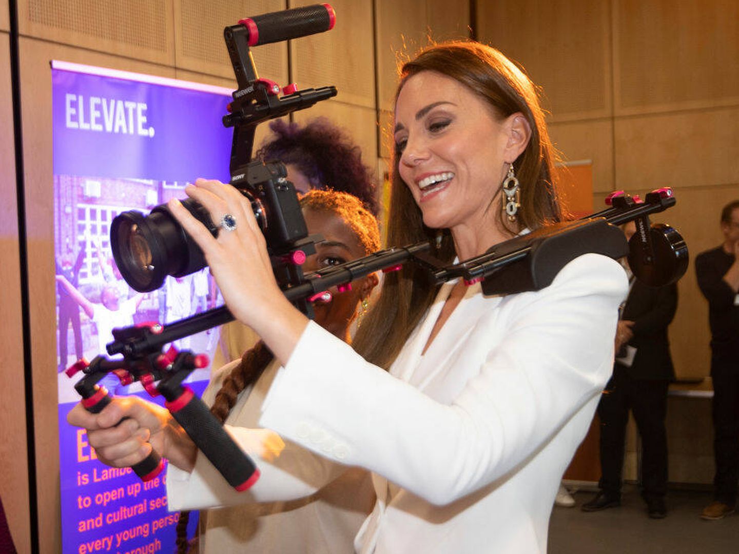 Kate Middleton, con una cámara de vídeo. (Getty)