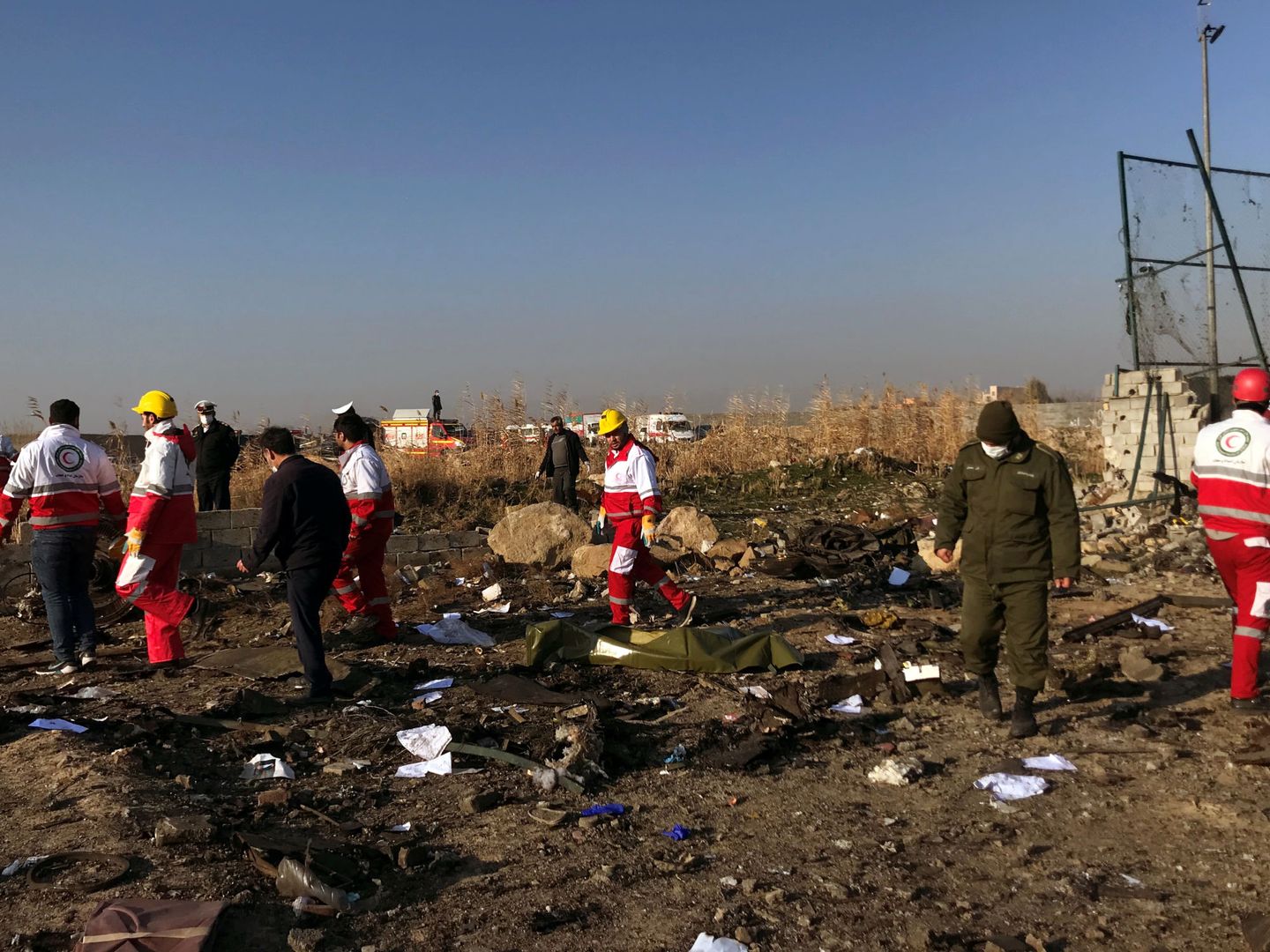 El equipo de rescate revisa los escombros del accidente (Reuters)