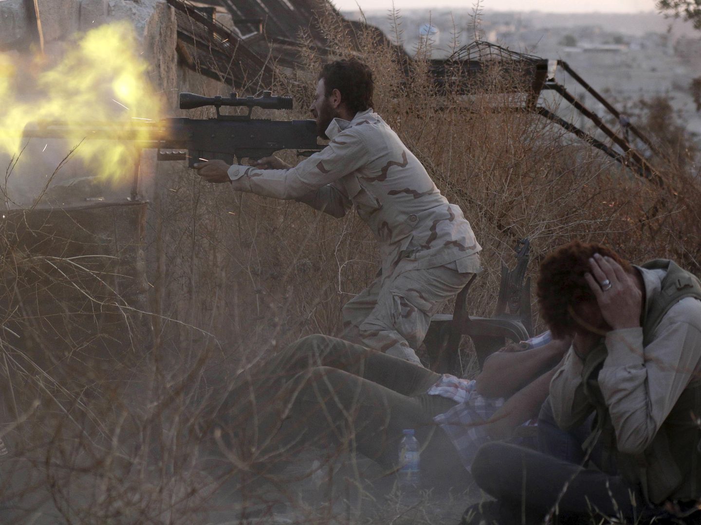 Un combatiente rebelde dispara contra fuerzas de Asad en el frente de Alepo (Reuters).