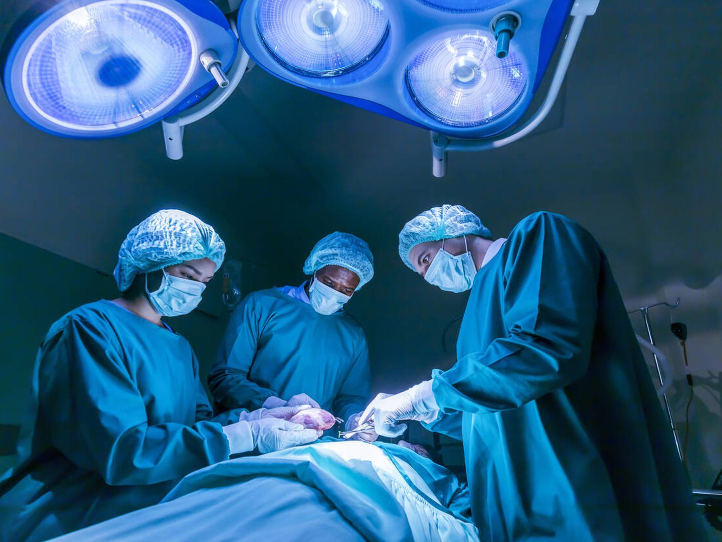 Los médicos realizan un trasplante en el quirófano. (iStock)