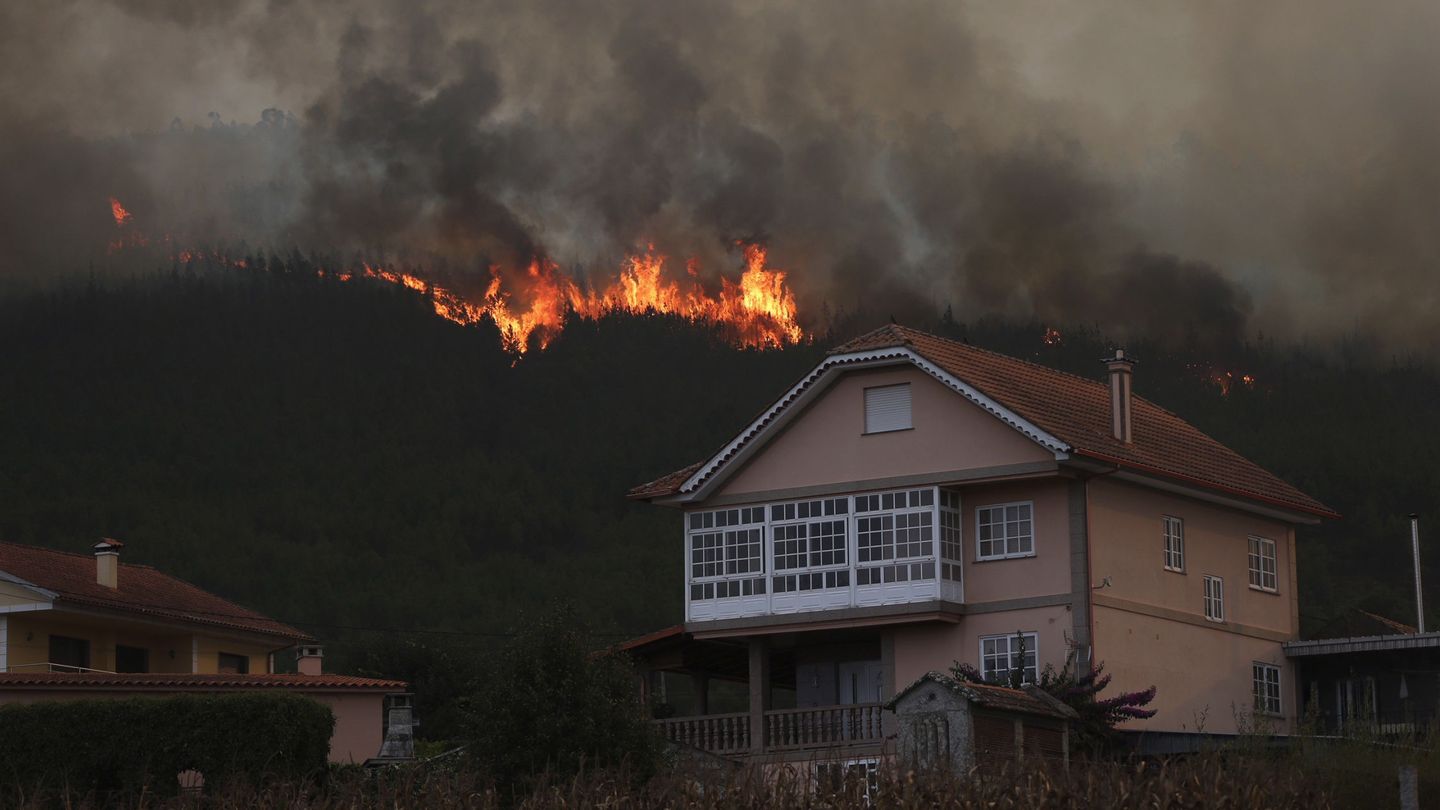 En la imagen, incendio producido en Pazos de Borbén. (EFE)