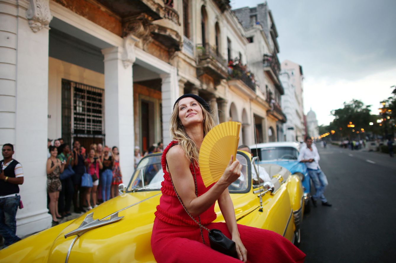 La modelo brasileña Gisele Bundchen posa en La Habana antes del desfile de Chanel en el Paseo del Prado, el 3 de mayo de 2016. (Reuters)