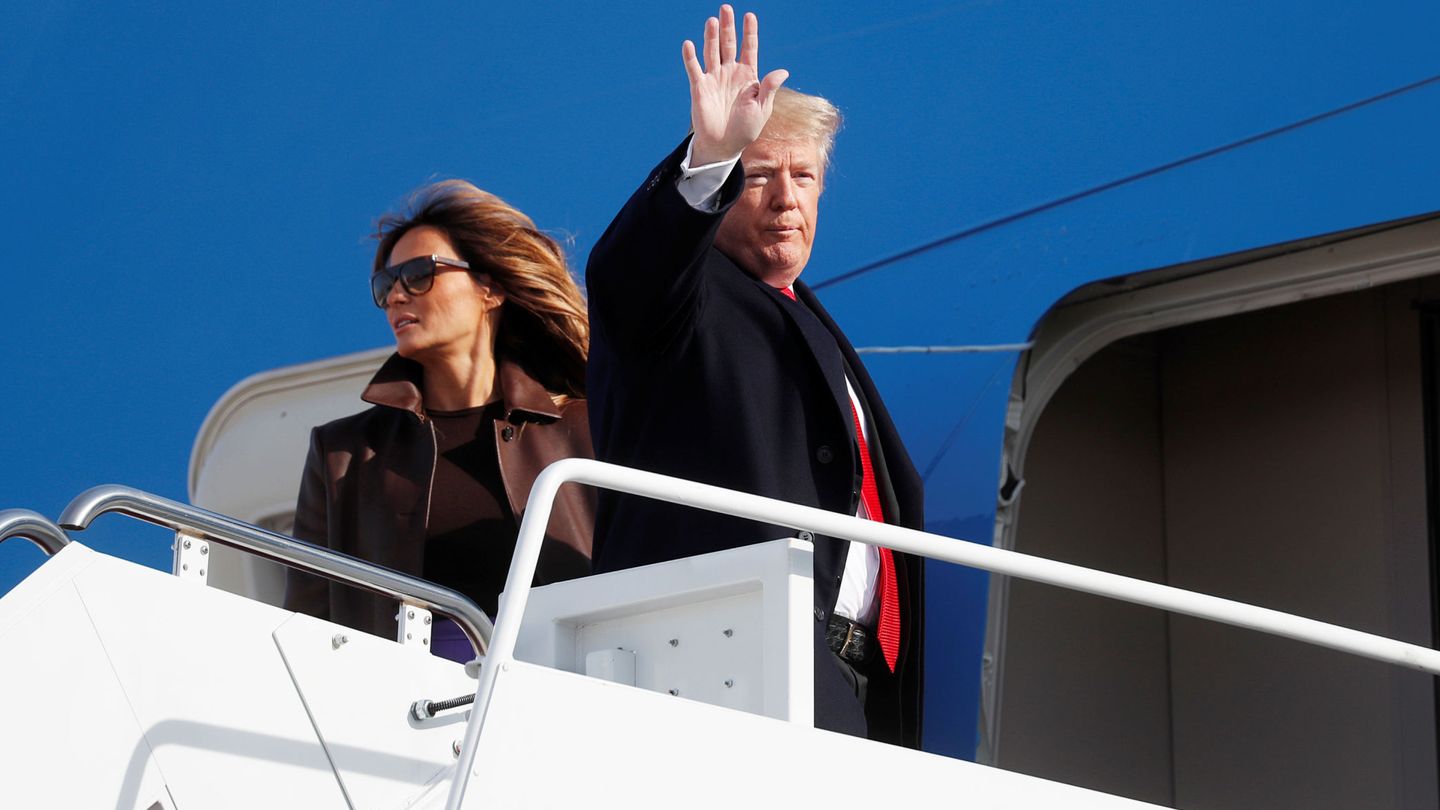 Melania y Donald Trump antes de despegar hacia Buenos Aires. (Reuters)