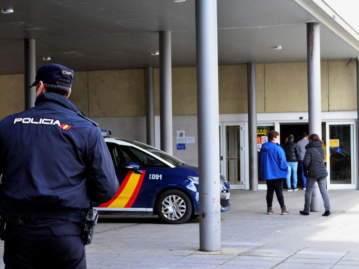 Foto:  Agentes de la Policía Nacional en Palencia. (EFE/A.Álvarez)