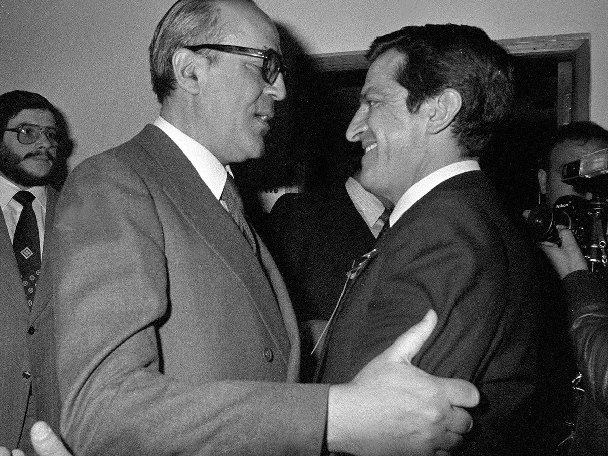 Foto: Adolfo Suárez junto a Leopoldo Calvo Sotelo, en febrero de 1981 (EFE/Archivo)