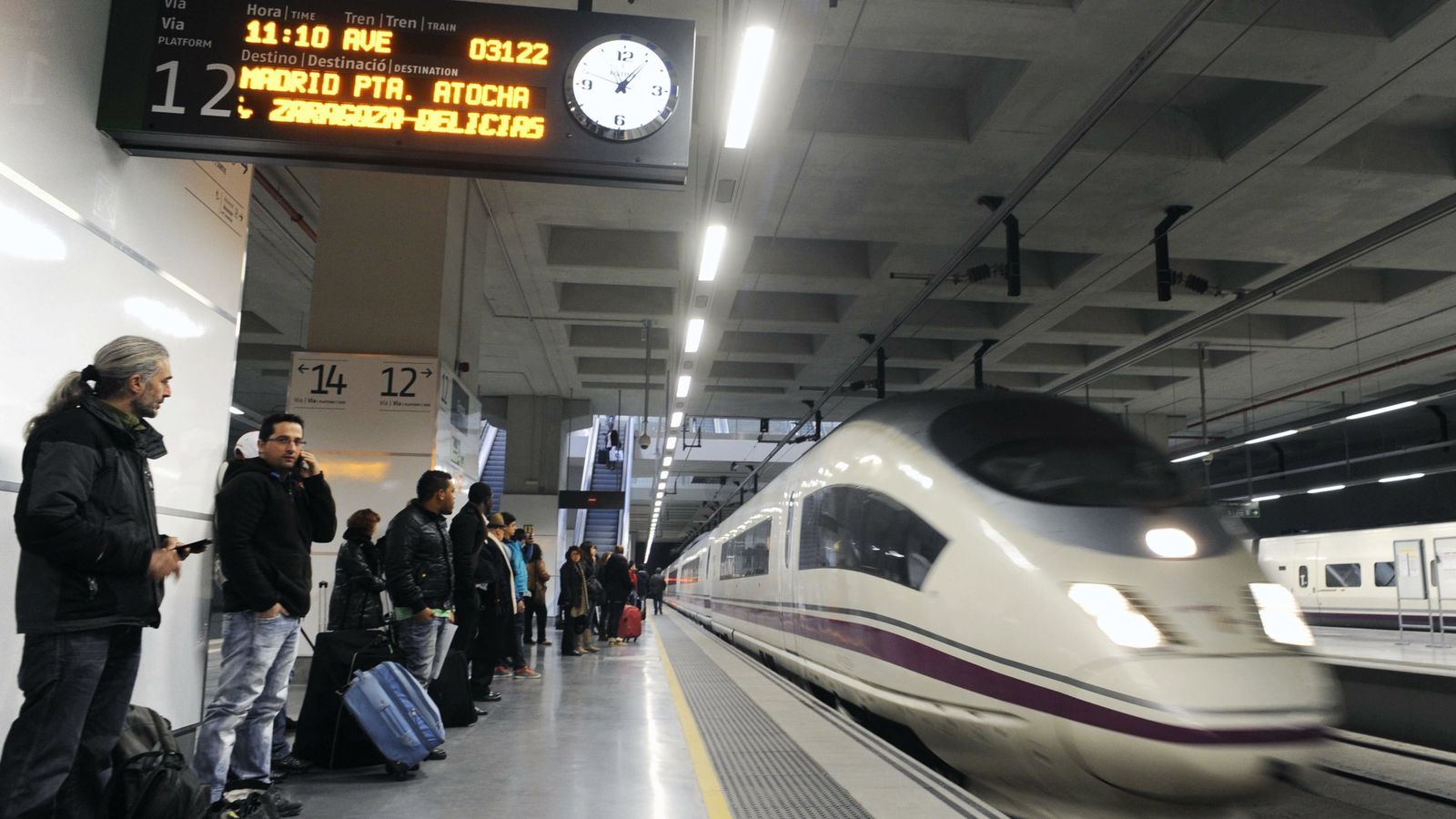 Foto:  Vista de un tren AVE en la estación de Girona. (EFE)