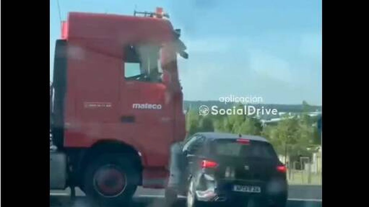 Un camionero se "vuelve loco" y circula arrastrando un Seat Ibiza