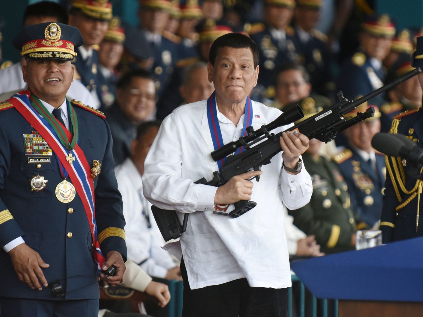 Ronald de la Rosa junto a la presidente Rodrigo Duterte. (Reuters)