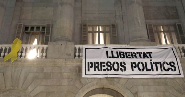 Foto: Vista del balcón del Ayuntamiento de Barcelona tras colgar la pancarta de "Llibertat presos politics". (EFE)