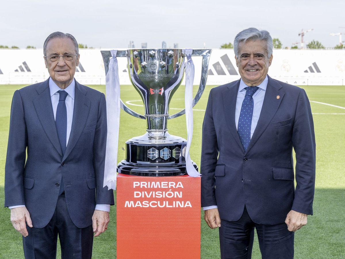 Foto: Florentino Pérez y Pedro Rocha, con la copa de la Liga. (EFE/Pedro González)