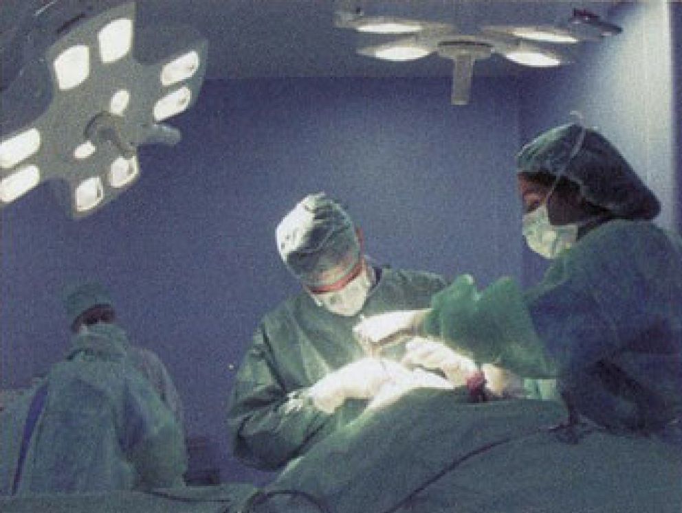 Foto: El cirujano de "Marbella Clinic", Pierre Albrecht, ejercía la medicina con un título falso