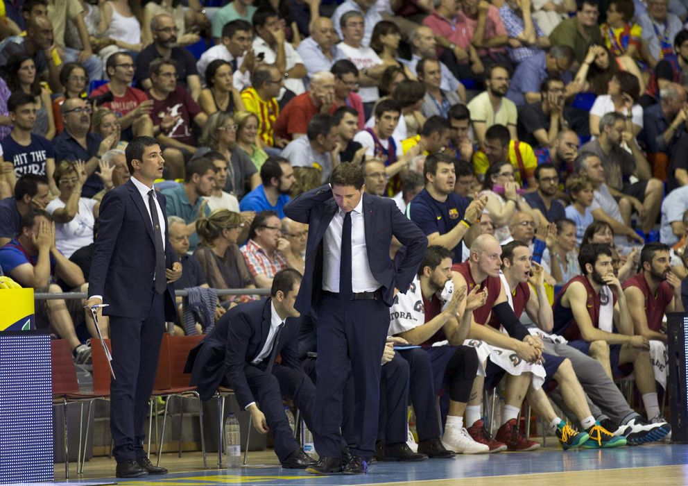 Foto: Xavi Pascual, con mirada gacha, durante el cuarto partido de semifinales ante el Valencia Basket. (Efe)