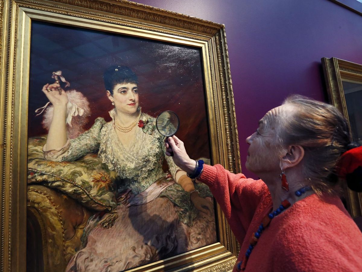 Foto:  Una mujer observa el retrato de Adelina Patti (1886), pintado por James Sant. (EFE/Yuri Kochetkov)