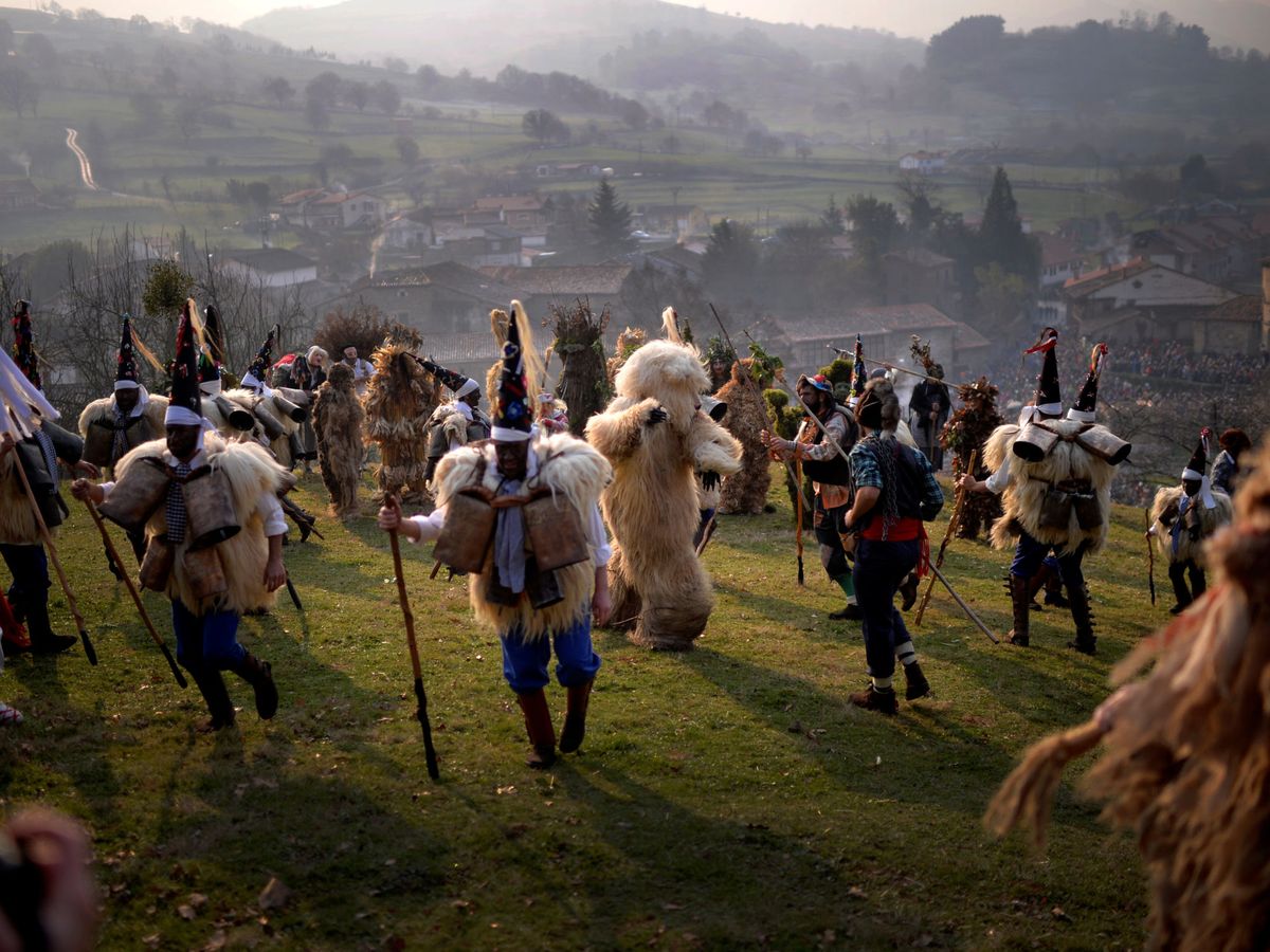 Foto: Celebración de La vijaneira de Silió, en Cantabria. Fuente: EFE