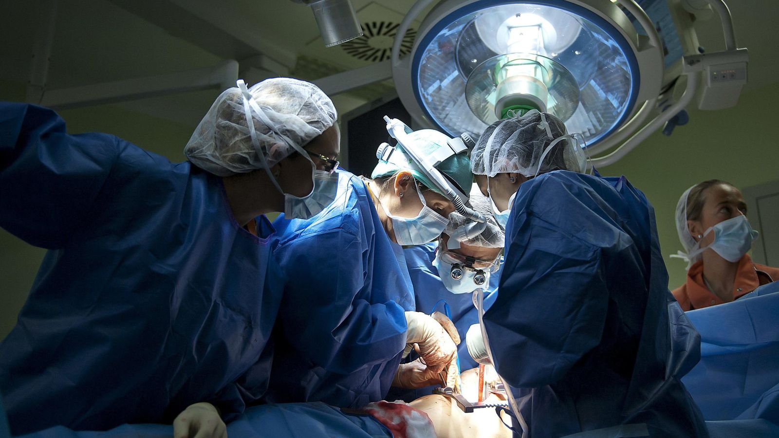 Foto: Varios médicos operan a un paciente en Santander. (EFE)