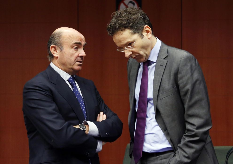 Foto: El ministro de Economía, Luis de Guindos, junto al presidente del Eurogrupo, Jeroen Dijsselbloem (Reuters)