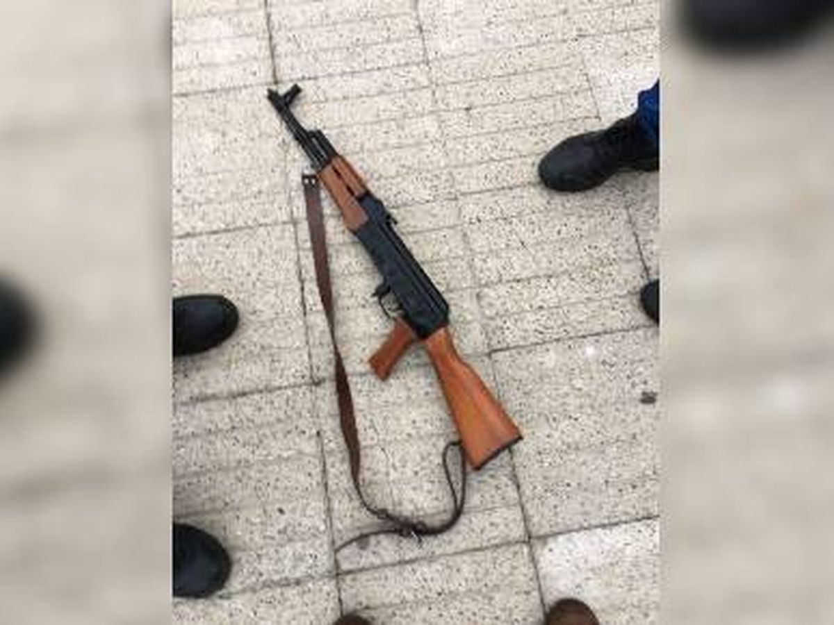 Foto: El fusil, encontrado tras la detención. (EC)
