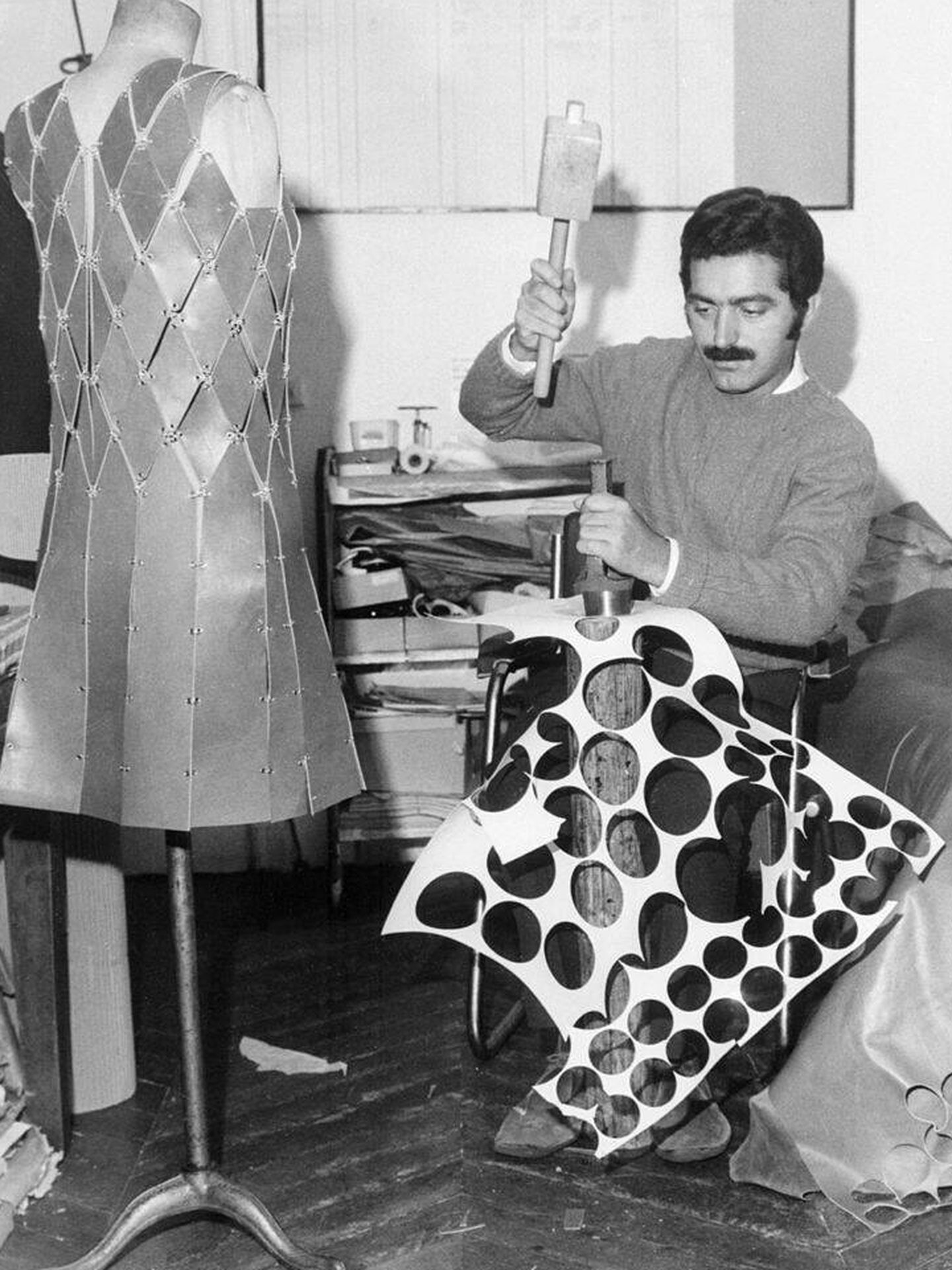 Un joven Paco Rabanne en pleno trabajo con materiales alternativos. (Getty)