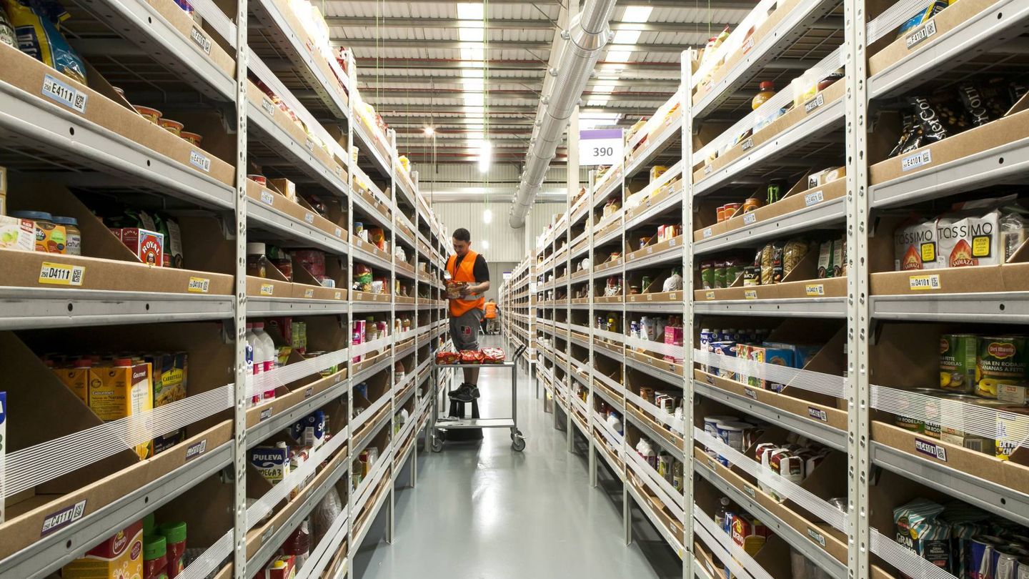 Interior de un centro de distribución de Amazon en Cataluña para competir con supermercados. (Cedida)