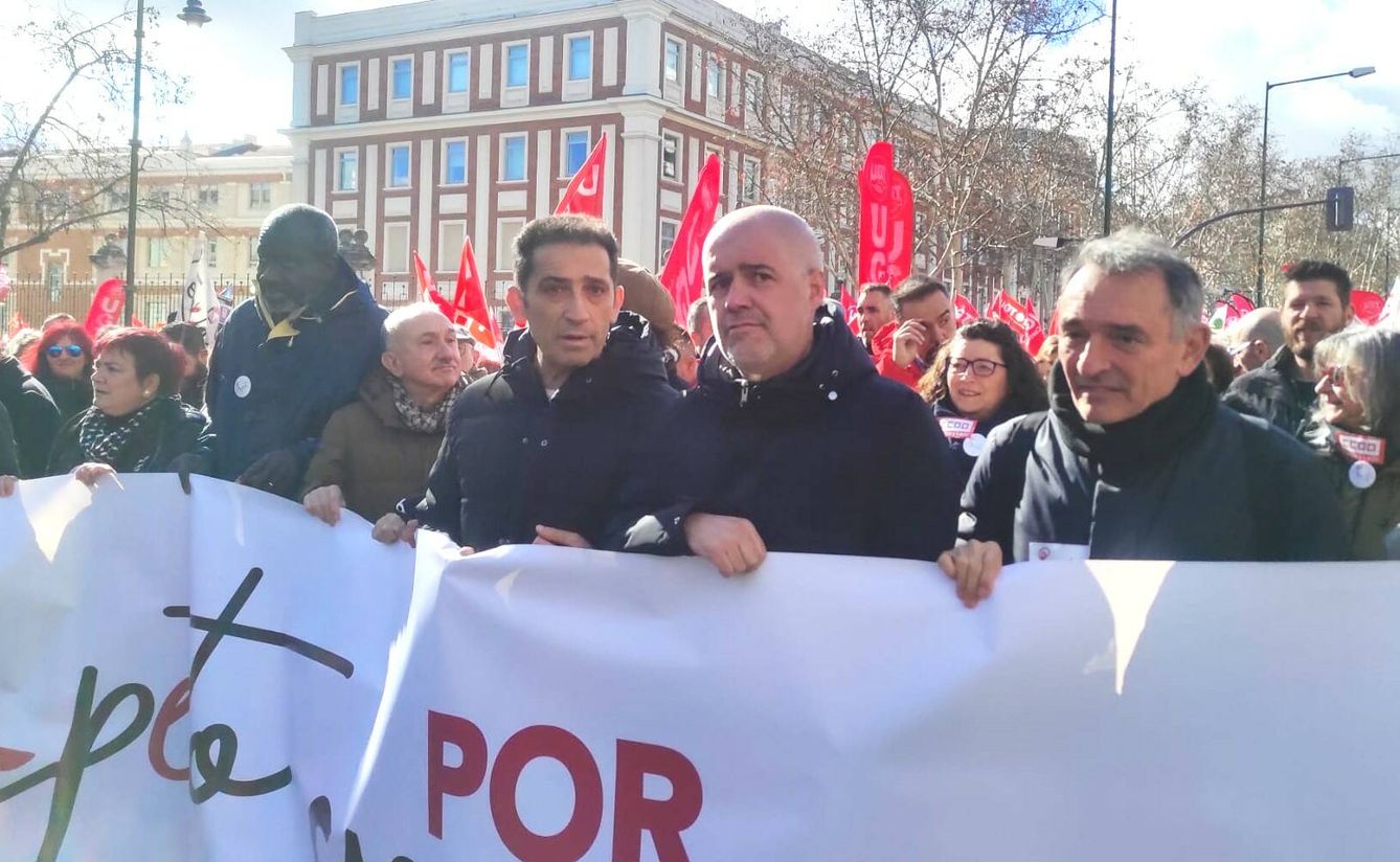 Los representantes sindicales Unai Sordo y Pepe Álvarez, junto a Enrique Santiago, ex secretario de Estado de Derechos Sociales y Agenda 2030. (E. Zamorano)