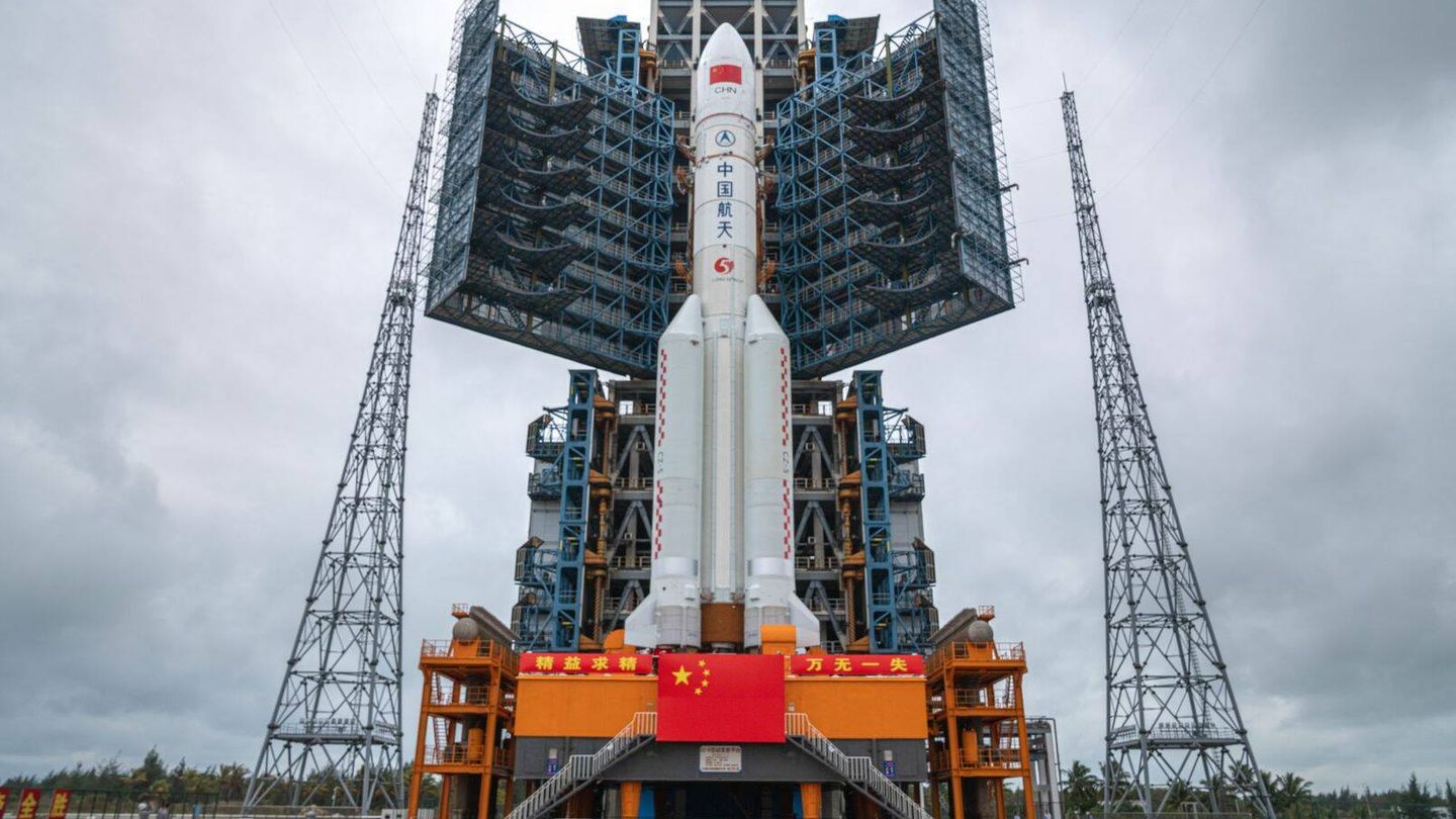El cohete Long March 5 listo para lanzar el primer módulo de la estación espacial china