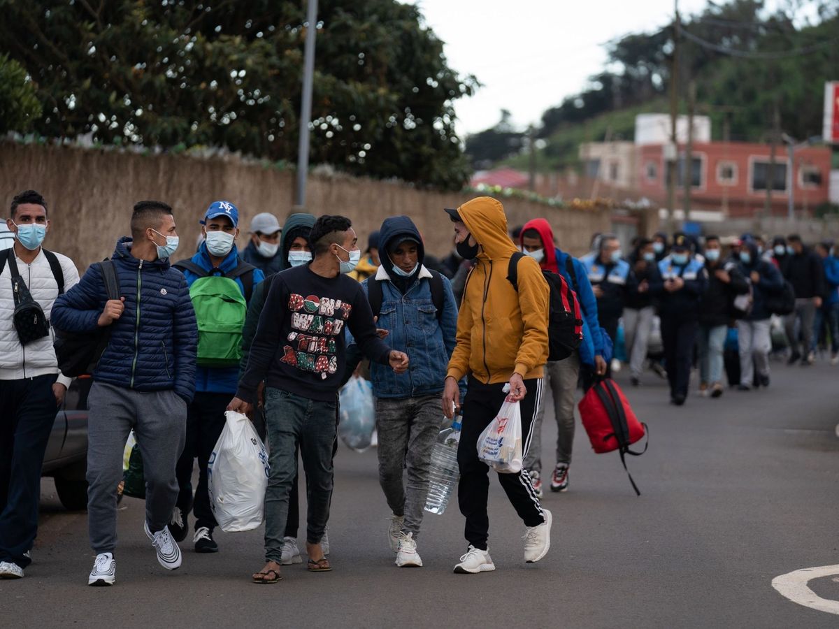 Foto: Un grupo de unos 50 inmigrantes regresa al campamento de Las Raíces, en La Laguna. (EFE)
