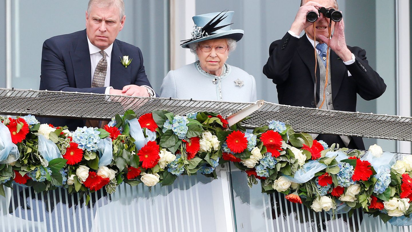 La reina Isabel, el duque de York y el duque de Edimburgo, en una imagen de archivo. (Reuters)