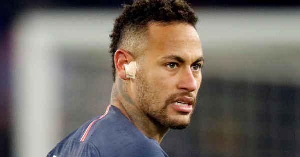 Foto: Neymar con gesto de enfado durante un partido con el Paris Saint Germain. (Efe)