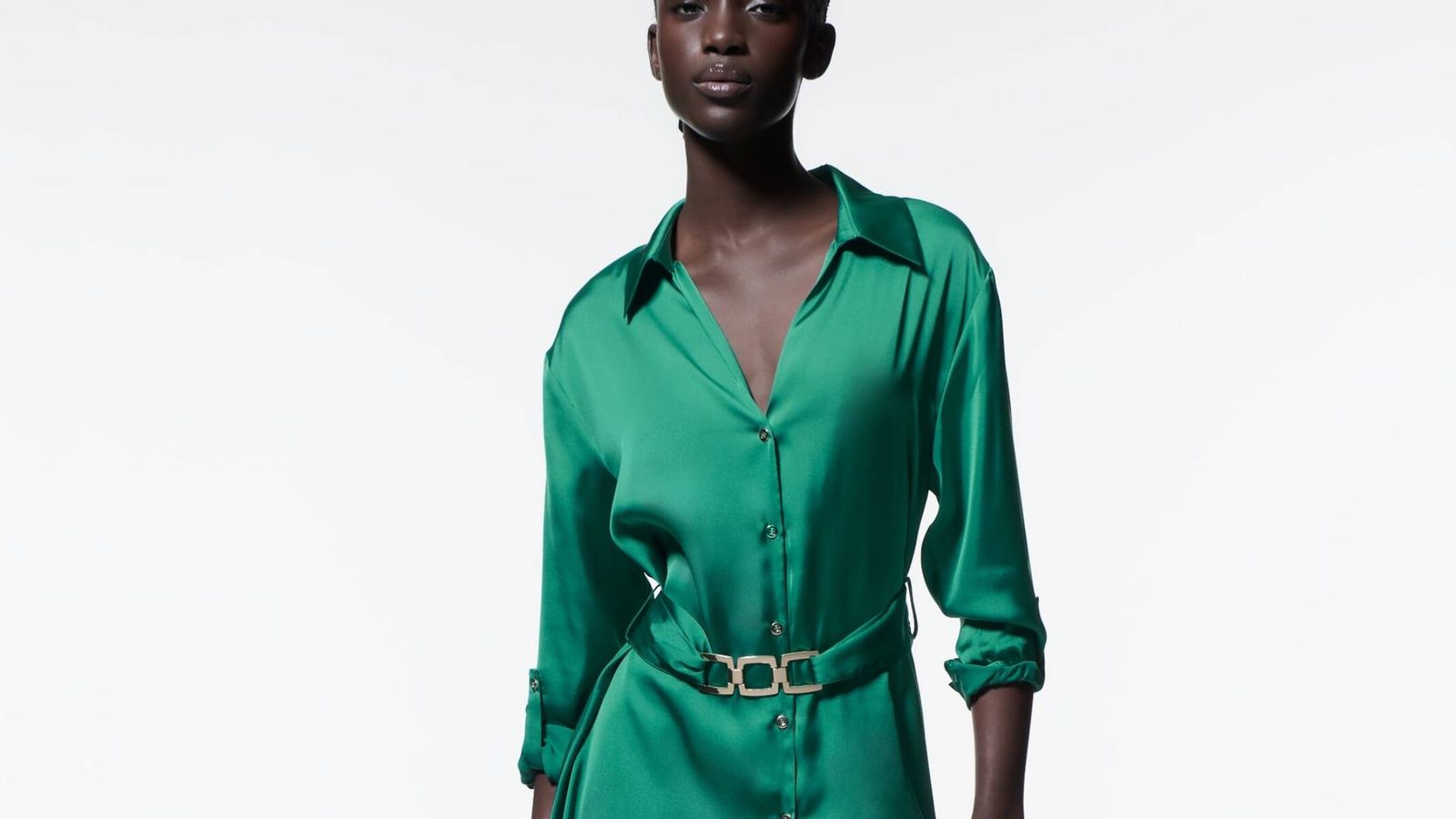 Zara vende el primer vestido camisero estampado con cinturón de 2023