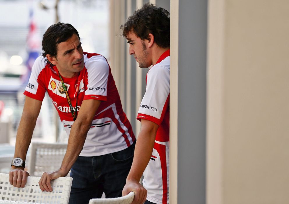 Foto: Fernando Alonso conversa con su compañero Pedro Martínez de la Rosa. (EFE)