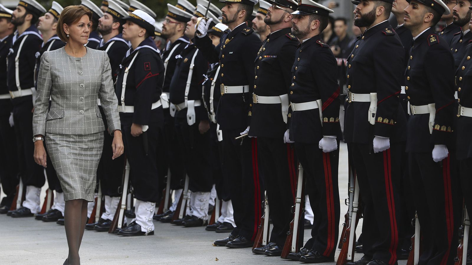 Foto: La ministra de Defensa, María Dolores de Cospedal, pasa revista a las tropas del Cuartel General de la Armada. (EFE)