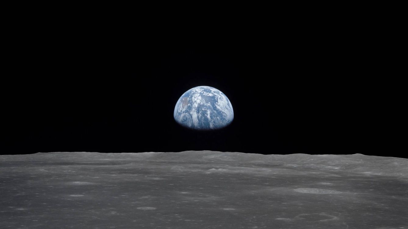 Foto: Vista del horizonte de la Luna con la Tierra al fondo tomada por la tripulación del Apolo 11. (NASA)