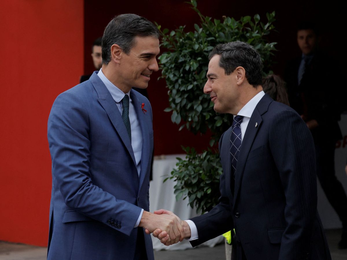 Foto: El presidente del Gobierno, Pedro Sánchez, saluda al presidente de la Junta de Andalucía, Juanma Moreno. (Reuters/Jon Nazca)