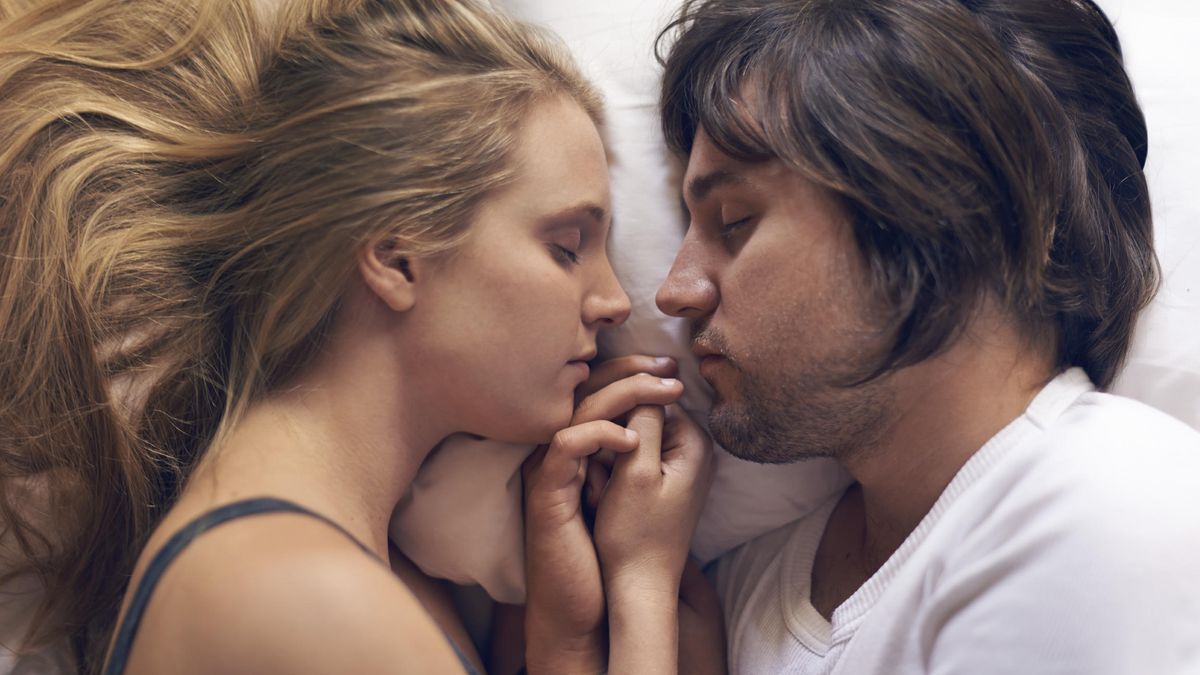 Qué revela la postura en la que duerme una pareja sobre su vida sexual