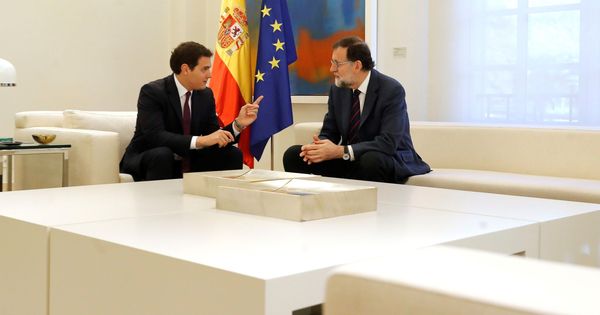 Foto: El presidente del Gobierno, Mariano Rajoy, durante la reunión que mantuvo este jueves con el líder de Ciudadanos, Albert Rivera. (EFE)