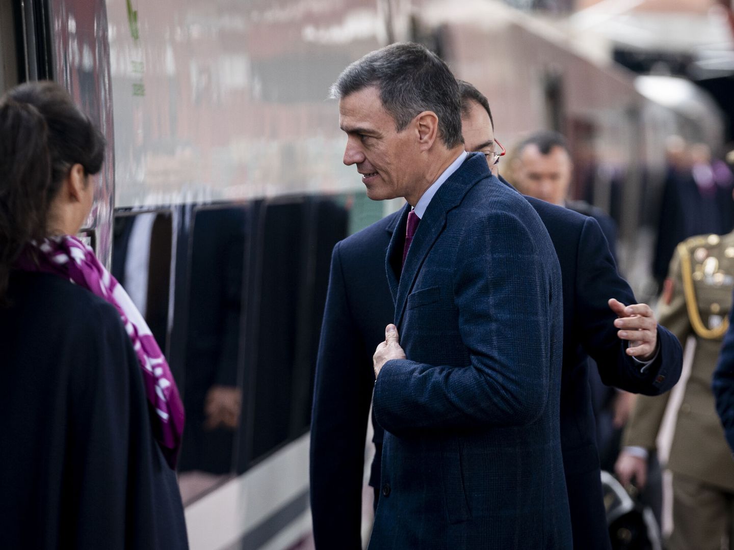 El presidente del Gobierno, Pedro Sánchez, sube a un tren de alta velocidad. (EP)