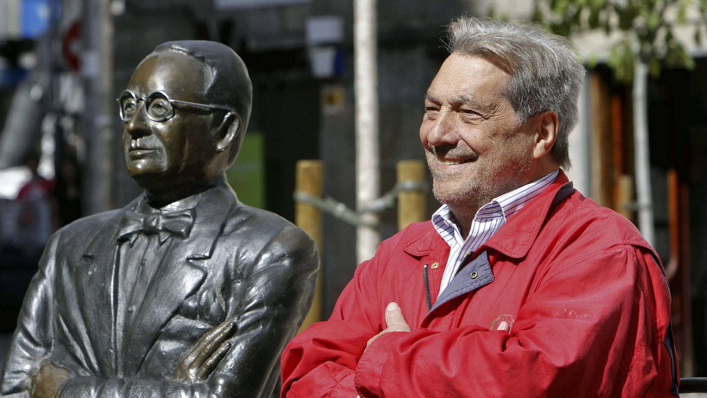 Sancho Gracia posa junto a una escultura de Castelao en Pontevedra. (EFE/Salvador Sas)