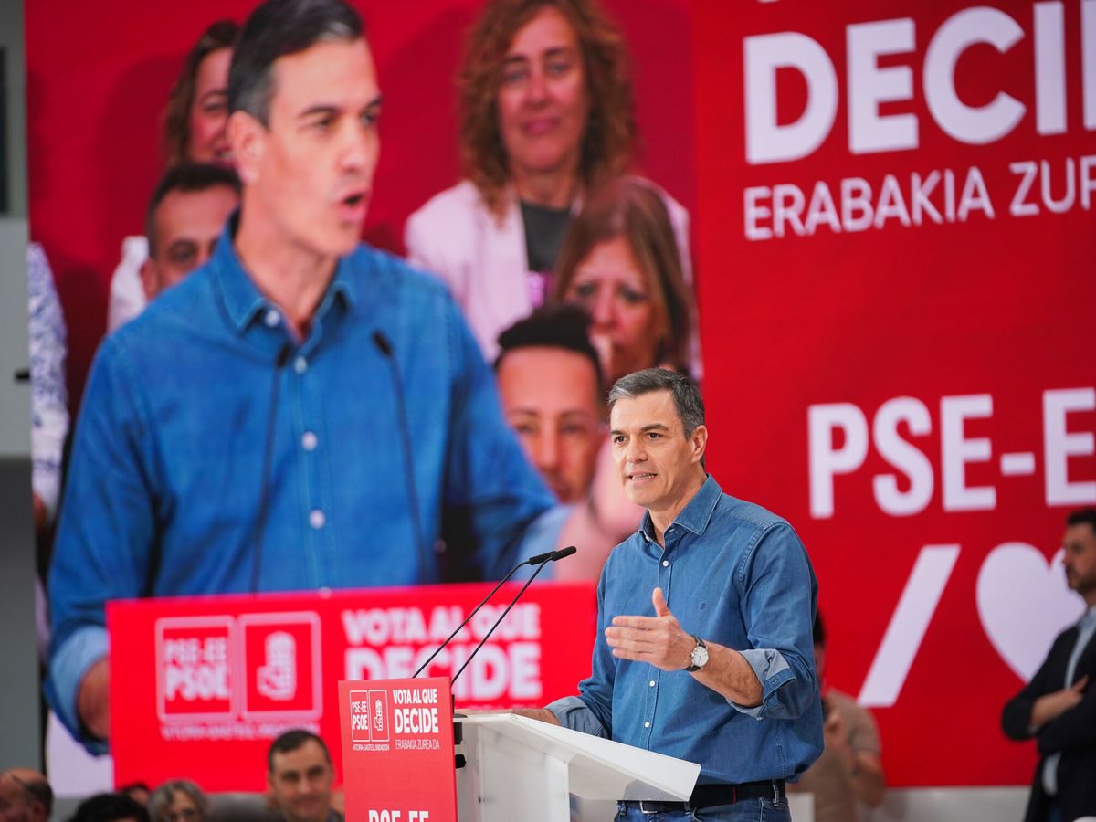 Foto: Sánchez, durante el mitin del PSOE en Vitoria. (Europa Press/Iñaki Bersaluce)