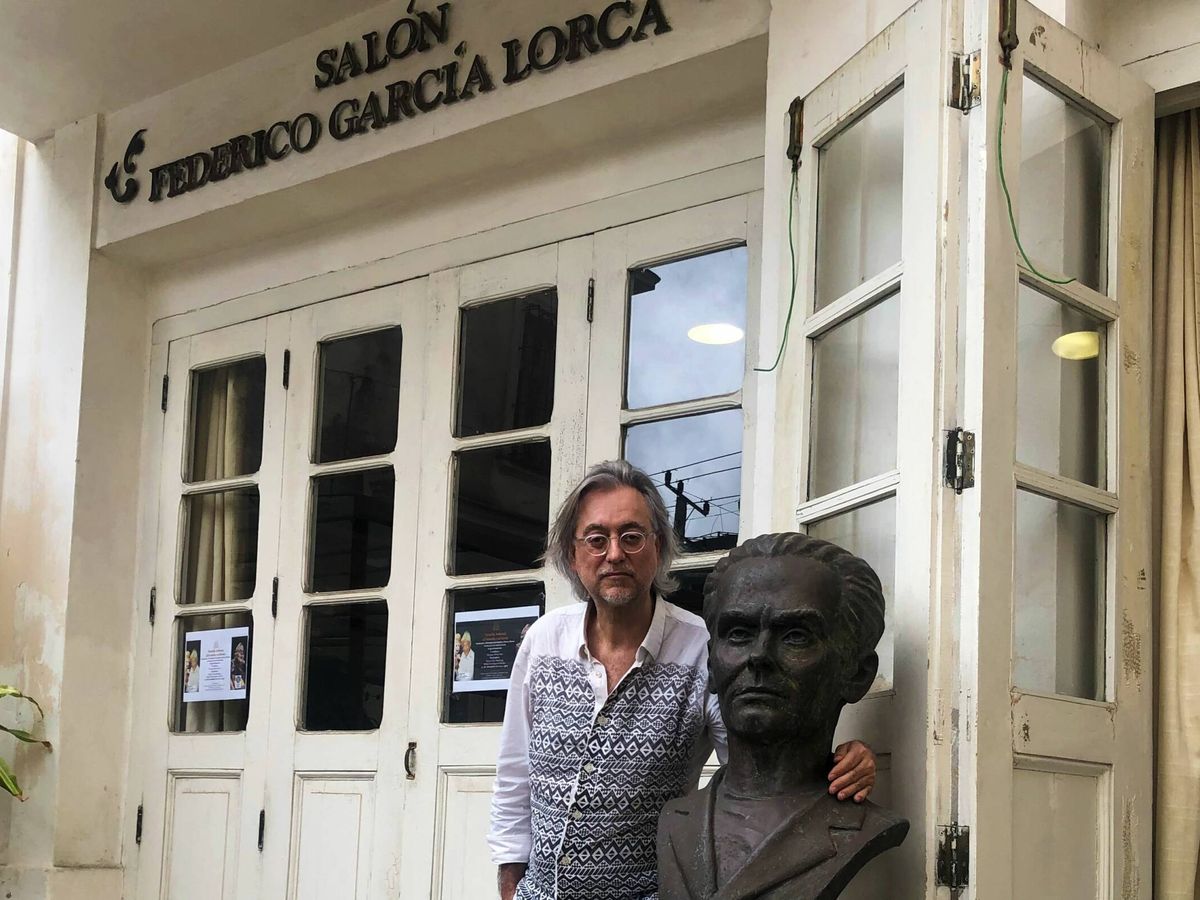 Foto: Víctor Amela, junto al busto de Lorca en el salón que lleva su nombre en La Habana, Cuba. (Cedida por el autor)