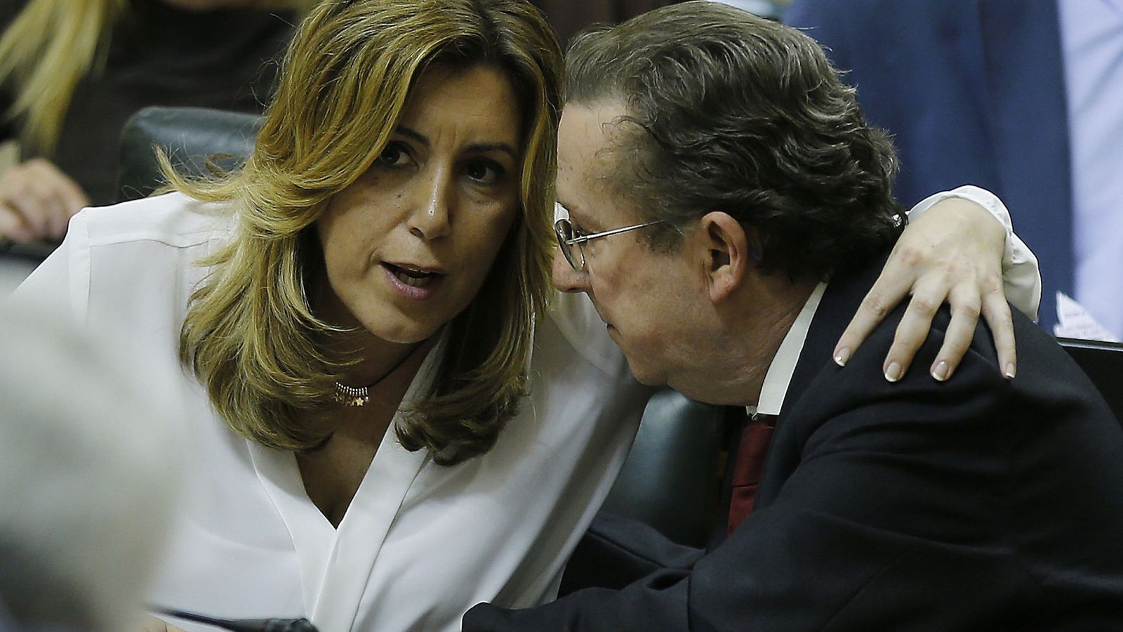 Foto: La presidenta de la Junta de Andalucía, Susana Díaz, conversa con el consejero de Justicia, Emilio de Llera. (EFE)