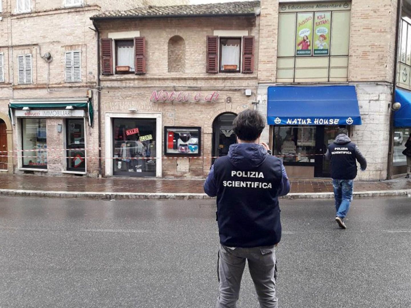 Macerata (Italy), 03 02 2018.- Crime scene investigators work at the scene of crime after a shooting in Macerata, Italy, 03 February 2018. Italian nationalist Luca Traini confessed opening fire on African migrants in the central city of Macerata, injuring several people, police said, in an attack that appeared to be racially motivated. The town at the eastern Italian coast near Ancona was put under a lockdown due to shots being fired from a car driving around in the town. (Abierto, Atentado, Incendio, Italia) EFE EPA CAROTTI NEST QUALITY AVAILABLE