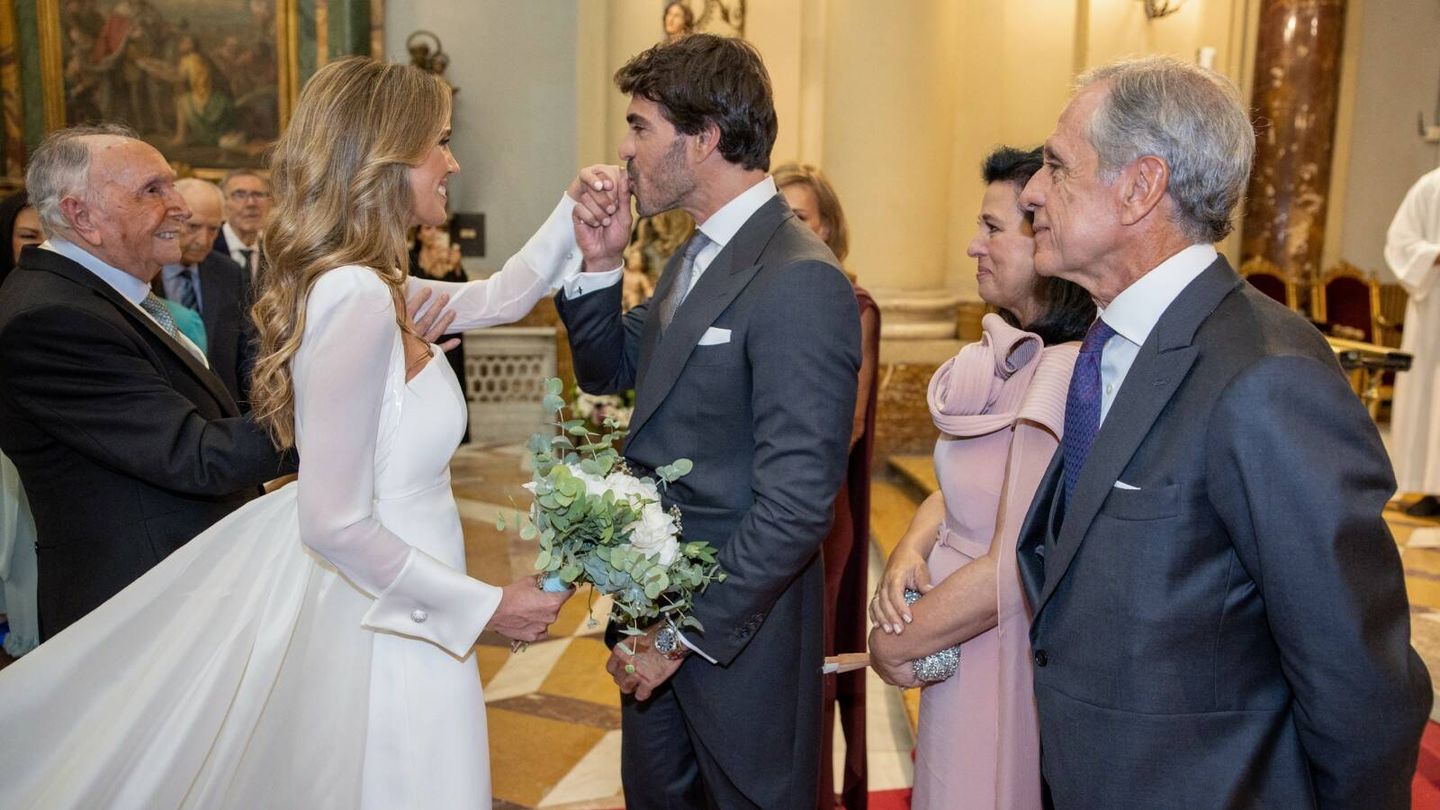La boda de Macarena en Madrid. (Dos más en la mesa)