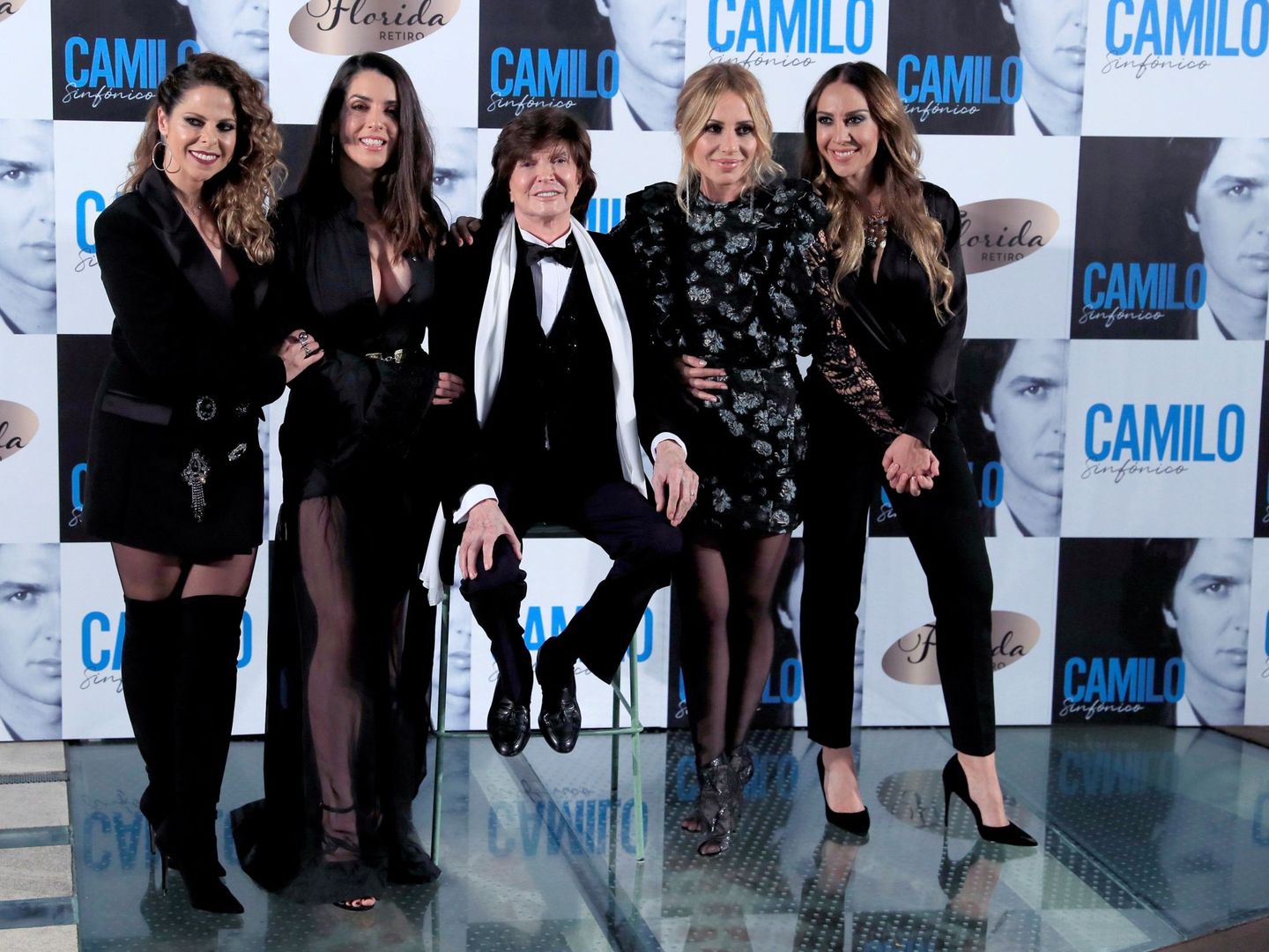 Con Pastora Soler, Ruth Lorenzo, Marta Sánchez y Mónica Naranjo, durante la presentación de 'Camilo Sinfónico'. (EFE)