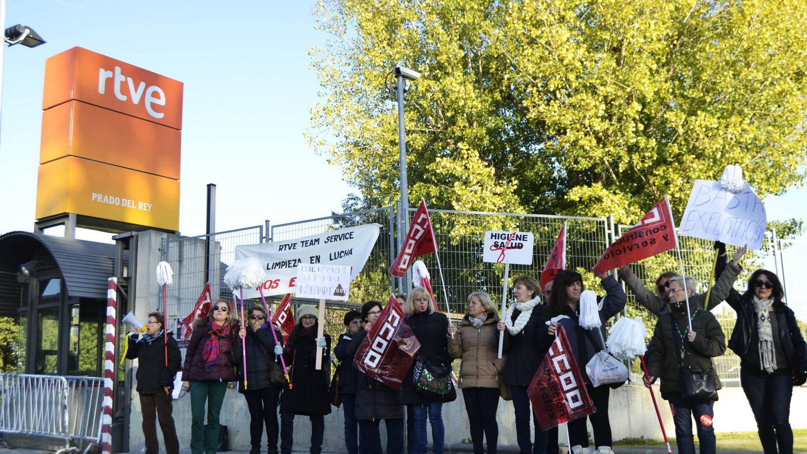 Foto: Manifestación de las trabajadoras de limpieza de RTVE, esta semana (Foto: M.Z.)
