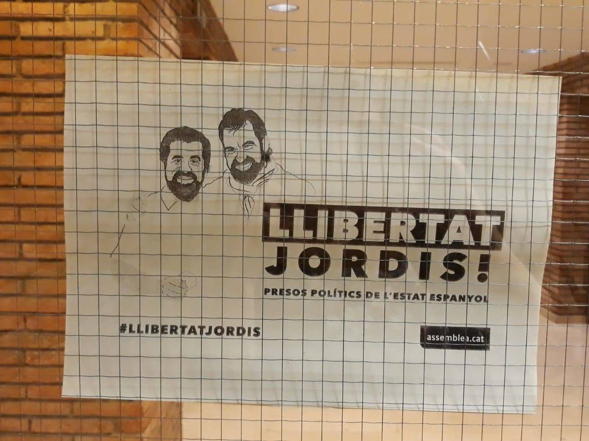 Foto: Carteles reclamando la libertad para los Jordis. (EFE)