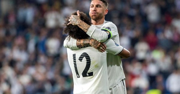 Foto: Sergio Ramos y Marcelo se abrazan durante el choque ante el Viktoria Plzen. (EFE)