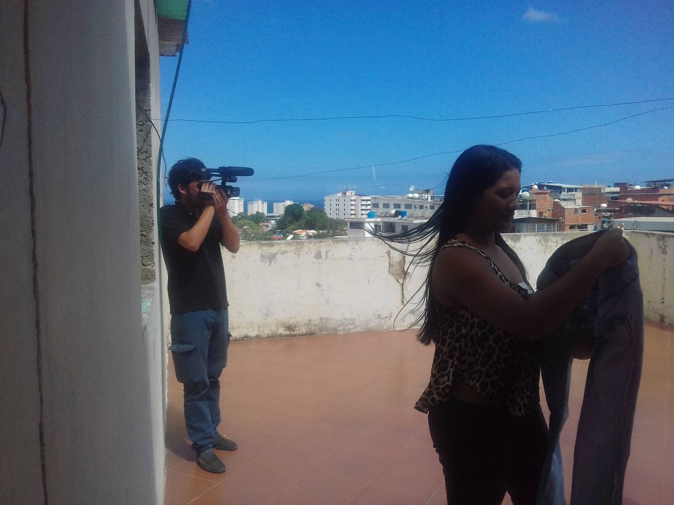 Aitor Sáez trabajando en Caracas durante la grabación de un reportaje. 