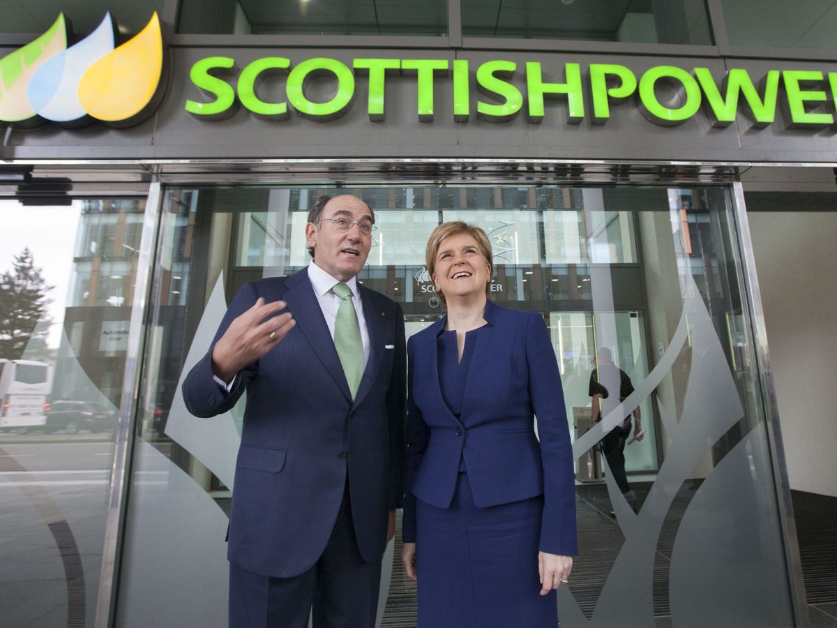 Foto: El presidente de Iberdrola, Ignacio Sánchez Galán, junto a la primera ministra de Escocia, Nicola Sturgeon, en una imagen de archivo. (EFE)